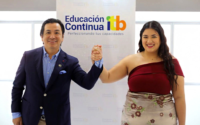 Autoridades presentes en ceremonia de inauguración