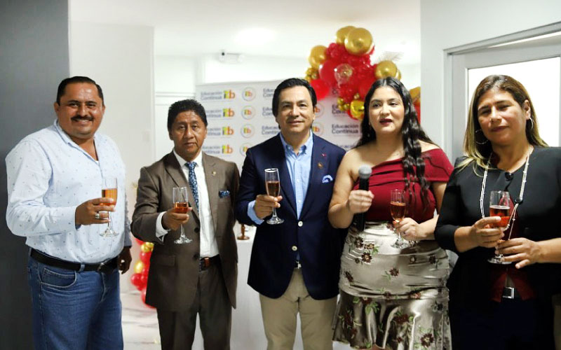 Autoridades presentes en ceremonia de inauguración