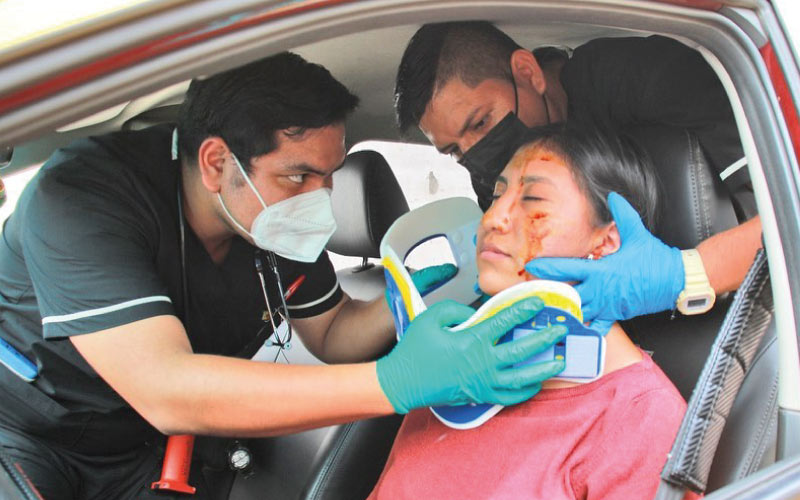 Estudiantes participan en Extricación Vehicular Como parte de sus prácticas de Extricación vehicular