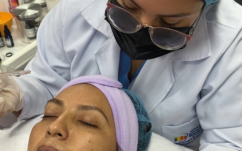 Estudiantes de la carrera de Tricología y Cosmiatría, realizaron sus prácticas de Análisis Estéticos y Técnicas Varias II