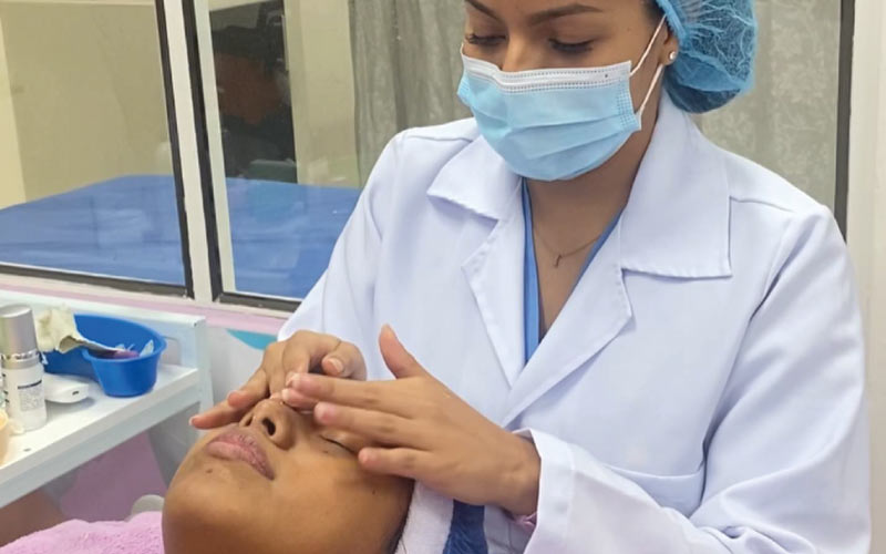 Estudiantes de la carrera de Tricología y Cosmiatría, realizaron sus prácticas de Análisis Estéticos y Técnicas Varias II