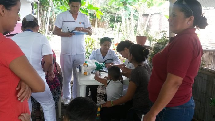 BRIGADA MÉDICA EN RECINTO SANTA ROSA