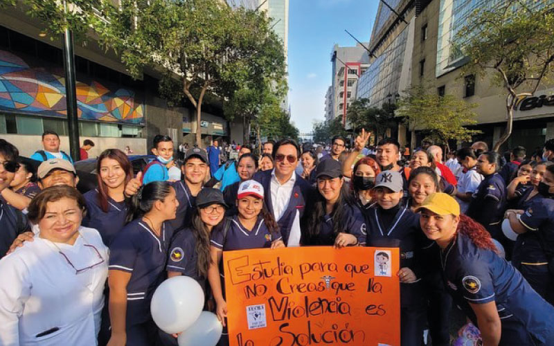 Estudiantes del ITB participan en marcha Estudiantes de las diferentes carreras que posee el ITB, asistieron a la “Marcha por la paz” en Guayaquil