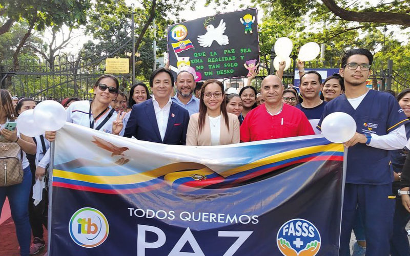 Estudiantes del ITB participan en marcha Estudiantes de las diferentes carreras que posee el ITB, asistieron a la “Marcha por la paz” en Guayaquil