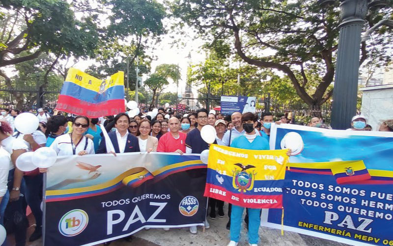 Estudiantes del ITB participan en marcha Estudiantes de las diferentes carreras que posee el ITB, asistieron a la “Marcha por la paz” en Guayaquil