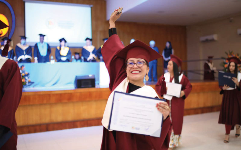 Segunda jornada de ceremonia de graduación