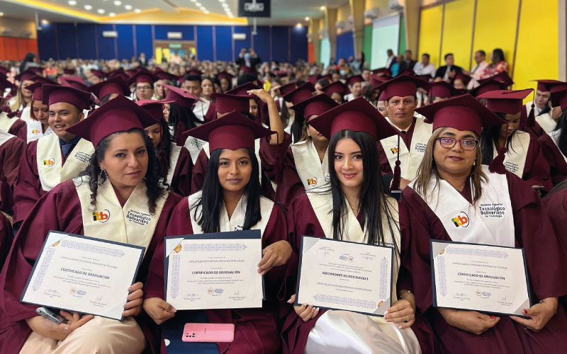 Segunda jornada de ceremonia de graduación