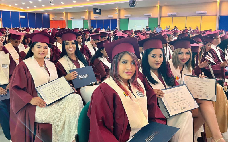 Segunda jornada de ceremonia de graduación