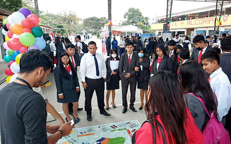 Estudiantes del ITB visitaron Unidades Educativas para compartir sus conocimientos Los estudiantes de la Facultad de Ciencias Económicas y Sistemas