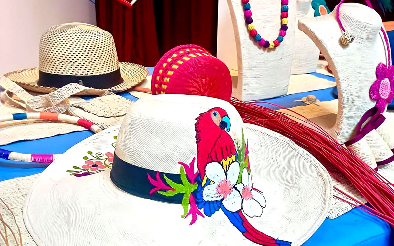 Autoridades de la carrera Guía Nacional de Turismo participaron en importante exposición por la X Celebración de la Elaboración del Sombrero de Paja T