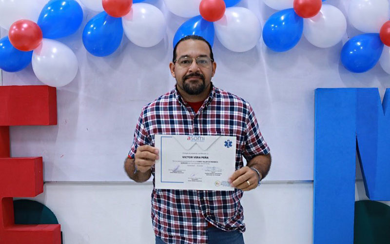 Estudiantes reciben certificado por culminar el curso de primeros auxilios Como parte del proceso de formación académica