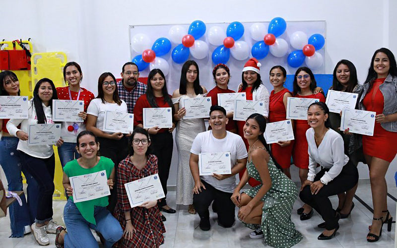 Estudiantes reciben certificado por culminar el curso de primeros auxilios Como parte del proceso de formación académica