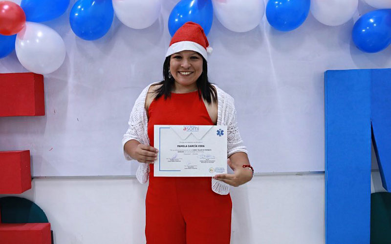 Estudiantes reciben certificado por culminar el curso de primeros auxilios Como parte del proceso de formación académica