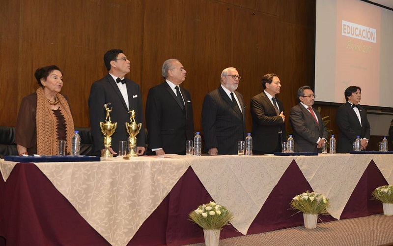 RECTOR DE ITB RECIBE UN PREMIO POR SU LABOR EDUCATIVA