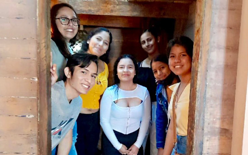 Estudiantes del segundo nivel de la carrera Tecnología Superior en Guía Nacional de Turismo visitaron el Museo del Cacao en Guayaquil