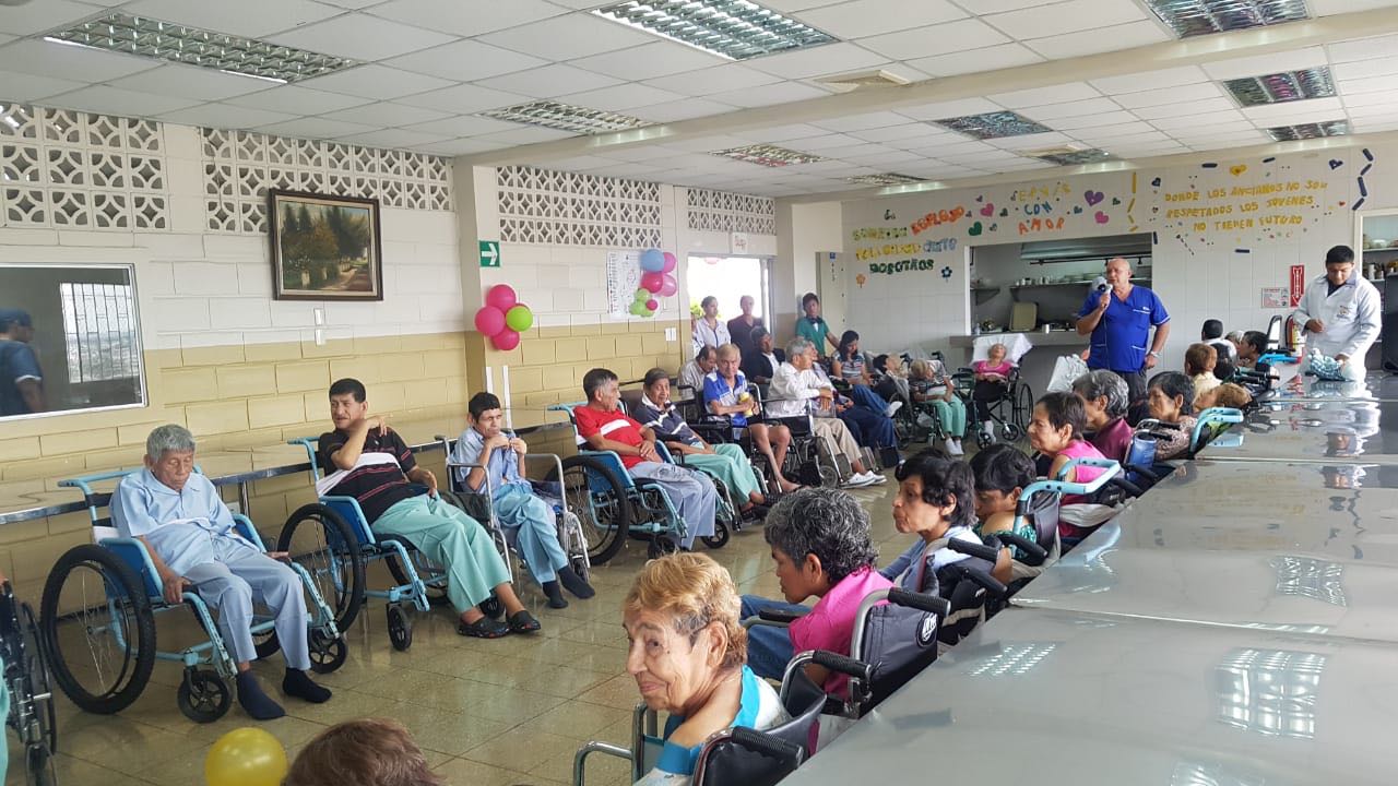 DONACIÓN DE ESTUDIANTES DE GERONTOLOGÍA A LA FUNDACIÓN AEI y CASA DEL HOMBRE DOLIENTE