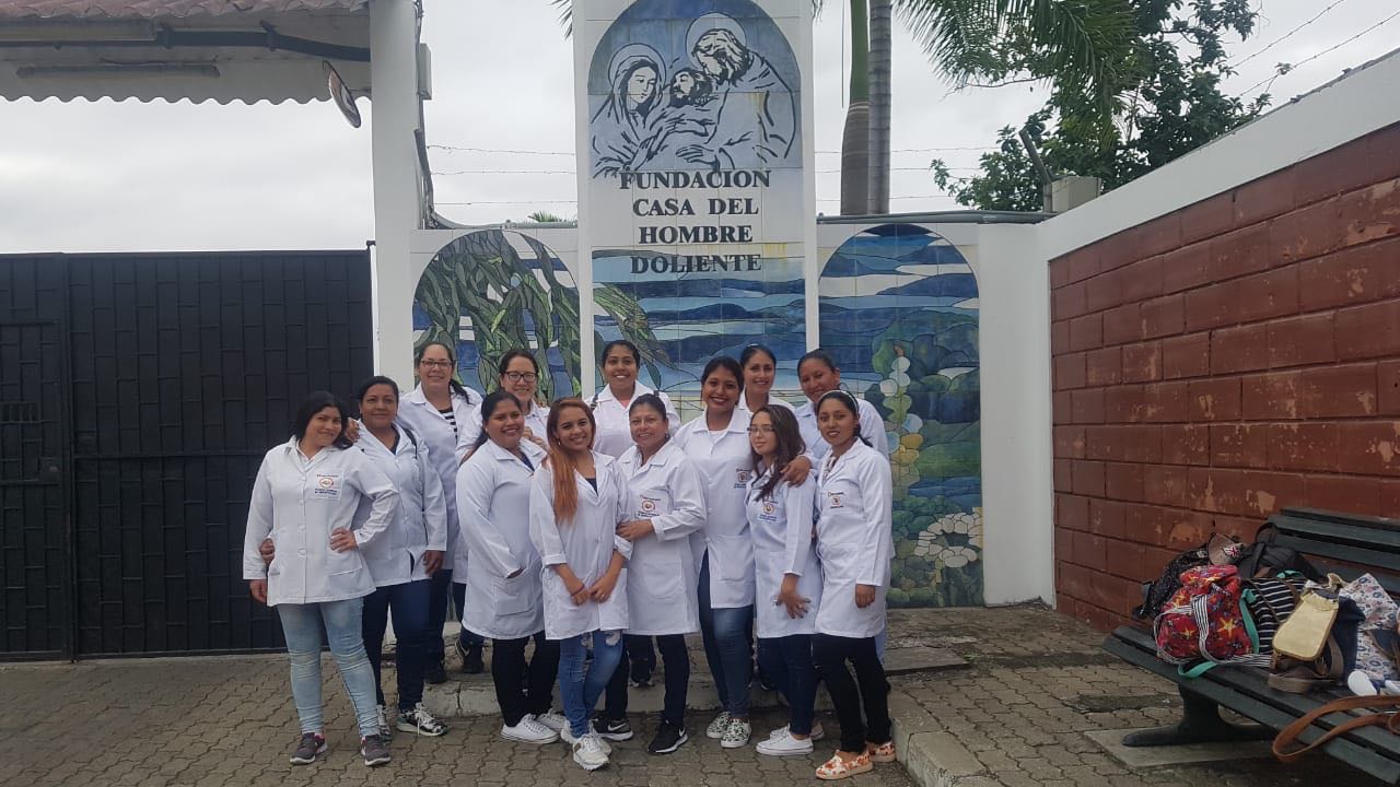 DONACIÓN DE ESTUDIANTES DE GERONTOLOGÍA A LA FUNDACIÓN AEI y CASA DEL HOMBRE DOLIENTE