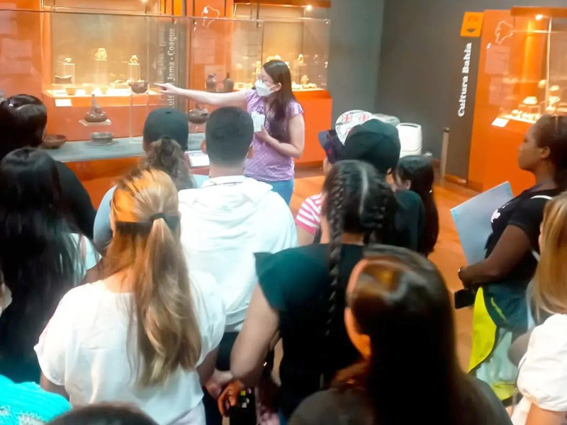 Los estudiantes del MGTA003 y MGTA004 del primer nivel de la carrera Guía Nacional de Turismo visitaron el Museo Municipal