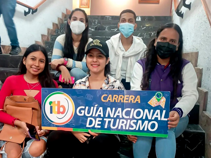 Los estudiantes del MGTA003 y MGTA004 del primer nivel de la carrera Guía Nacional de Turismo visitaron el Museo Municipal