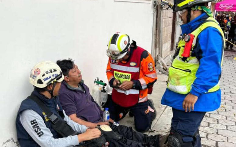 Estudiantes de ITB que laboran en el Cuerpo de Bomberos se encuentran en Alausí
