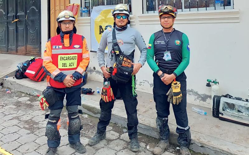 Estudiantes de ITB que laboran en el Cuerpo de Bomberos se encuentran en Alausí