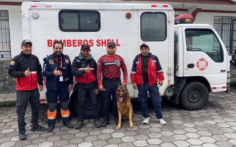 Estudiantes de ITB que laboran en el Cuerpo de Bomberos se encuentran en Alausí