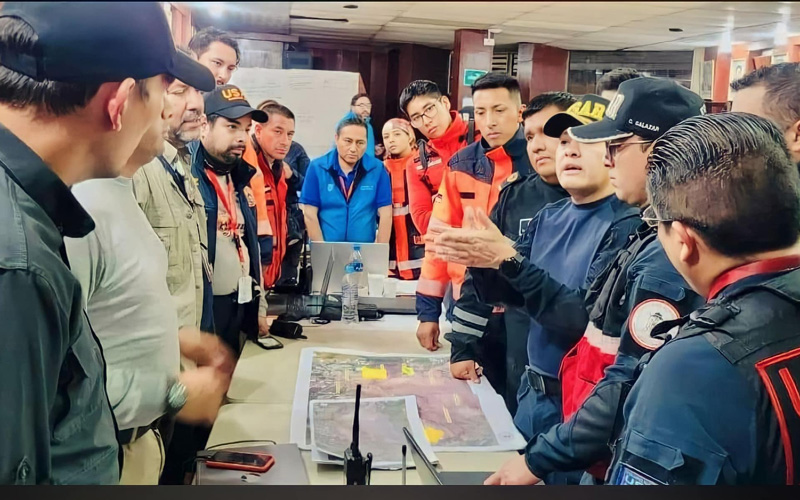 Estudiantes de ITB que laboran en el Cuerpo de Bomberos se encuentran en Alausí