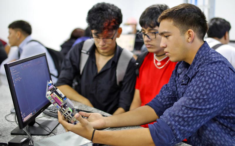 Estudiantes del ITB aprenden a construir computadoras