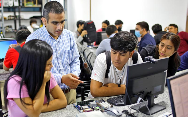 Estudiantes del ITB aprenden a construir computadoras