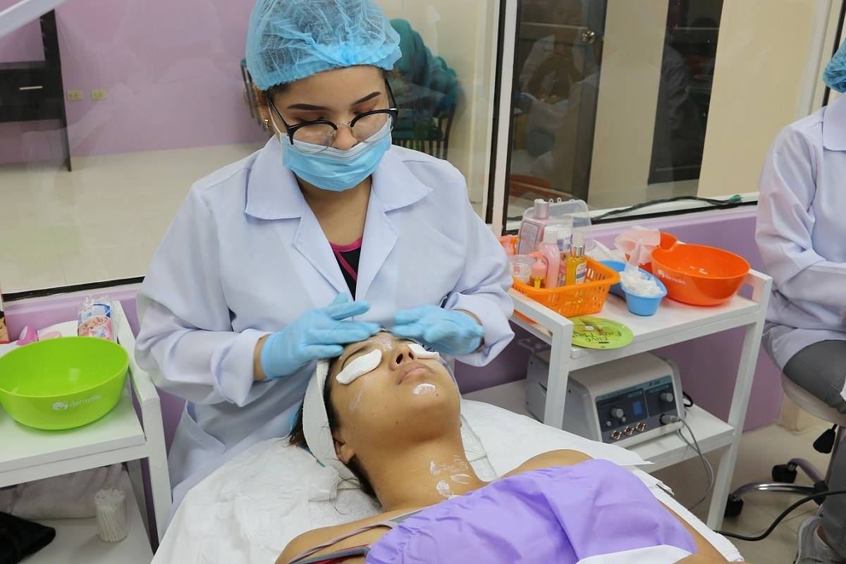 Laboratorios para la carrera de TECNOLOGÍA SUPERIOR EN COSMIATRÍA Y TRICOLOGÍA