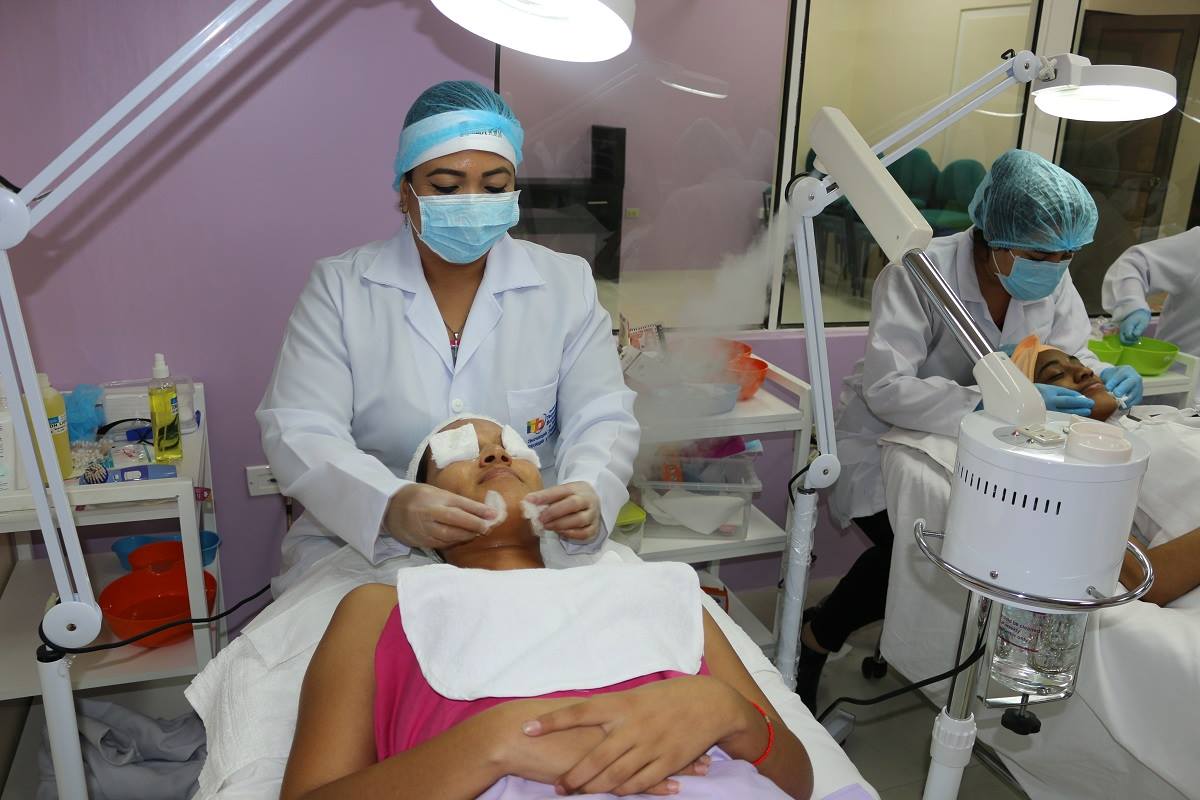 Laboratorios para la carrera de TECNOLOGÍA SUPERIOR EN COSMIATRÍA Y TRICOLOGÍA