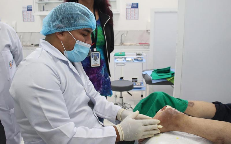 Estudiantes de podología atienden a pacientes durante la teleclínica