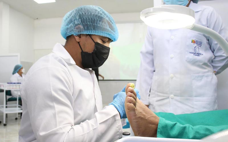 Estudiantes de podología atienden a pacientes durante la teleclínica