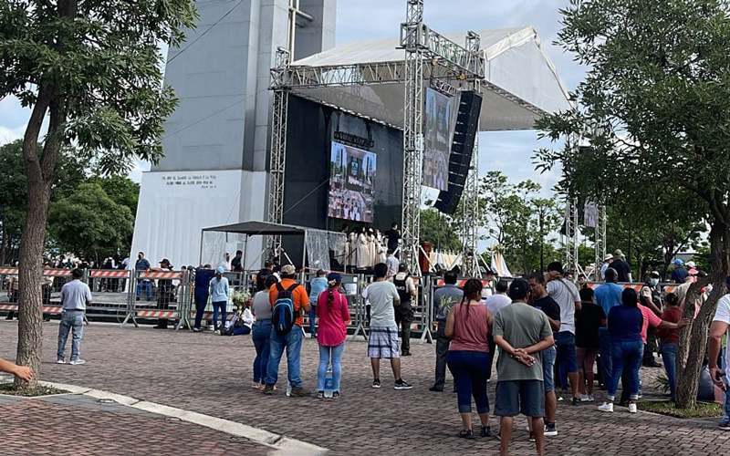 Estudiantes participan en procesión más grande del país