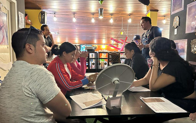 Estudiantes disfrutan de una experiencia cafetera