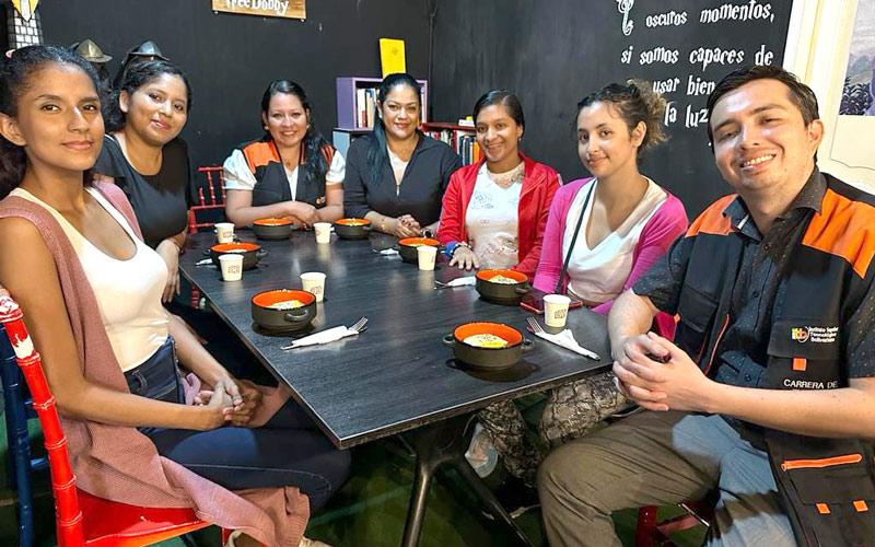 Estudiantes disfrutan de una experiencia cafetera