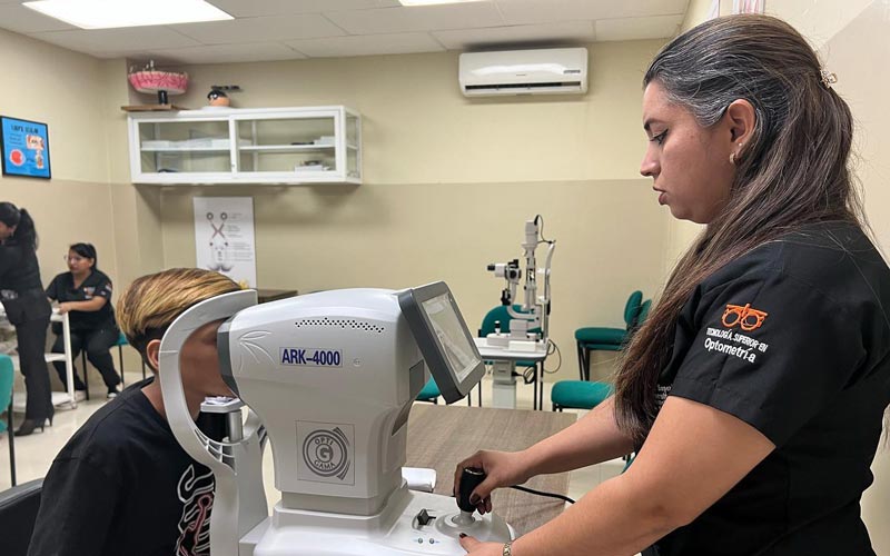 Estudiantes organizan campaña visual pediátrica