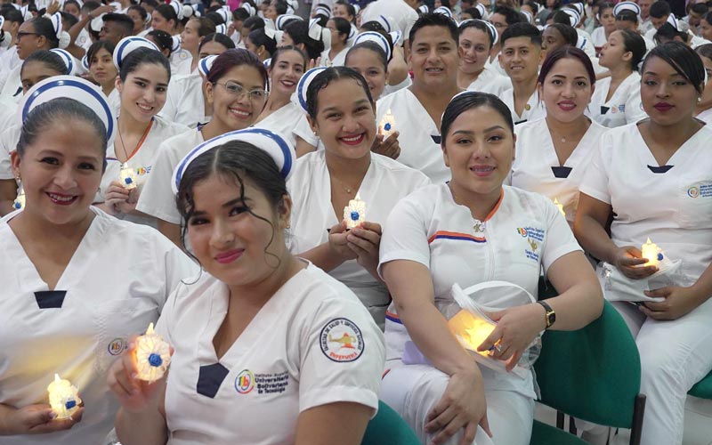 Se desarrolló ceremonia de Imposición de Cofias e Insignias a estudiantes de enfermería