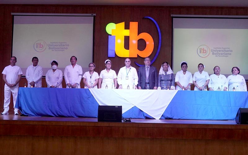 Se desarrolló ceremonia de Imposición de Cofias e Insignias a estudiantes de enfermería