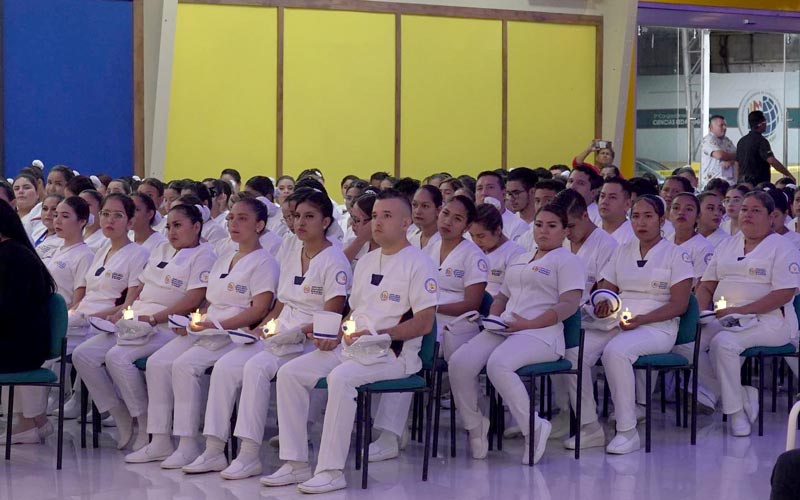 Se desarrolló ceremonia de Imposición de Cofias e Insignias a estudiantes de enfermería