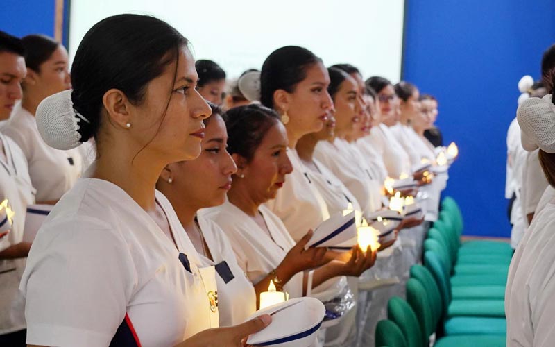 Se desarrolló ceremonia de Imposición de Cofias e Insignias a estudiantes de enfermería