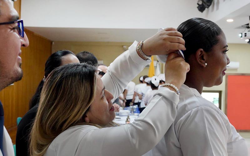 Se desarrolló ceremonia de Imposición de Cofias e Insignias a estudiantes de enfermería