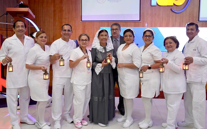 Se desarrolló ceremonia de Imposición de Cofias e Insignias a estudiantes de enfermería