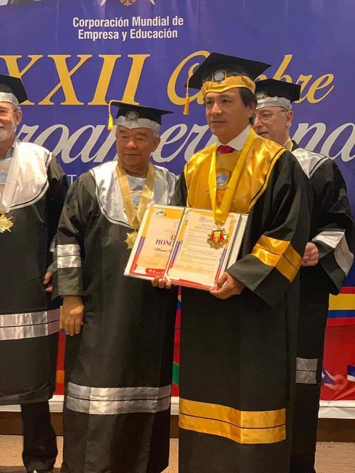 RECTOR DE ITB PhD ROBERTO TOLOZANO BENITES RECIBE UN HONORIS CAUSA