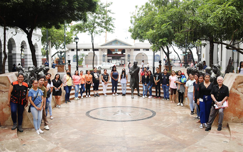 Estudiantes de Turismo recorren la Plaza de la Administración