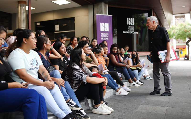 Estudiantes de Turismo recorren la Plaza de la Administración