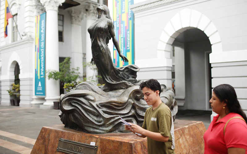 Estudiantes de Turismo recorren la Plaza de la Administración