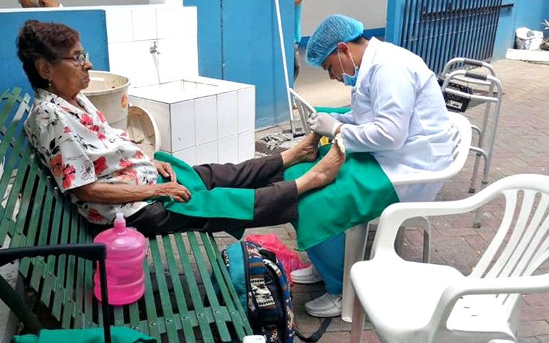 Nuestros futuros Podólogos del grupo PPE13, realizan sus prácticas en el Asilo Dr. Carlos Luis Plaza Dañin 