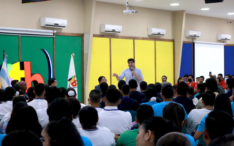 Jóvenes se reúnen para escuchar propuestas de candidato a la Presidencia del Ecuador