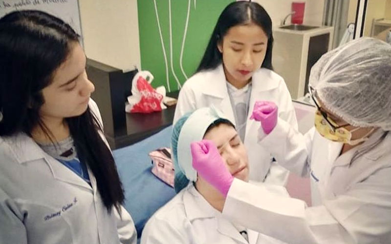 Estudiantes del grupo TPE01 de la carrera Tecnología Superior en Tricología y Cosmiatría